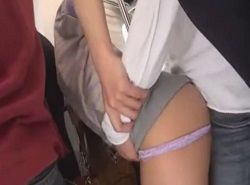 Tバック脇から陰茎を挿入された美女が電車で痴漢レイプされる動画