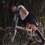媚薬サドルで股間がムラムラしたJKがワゴン車の中でチカンされる